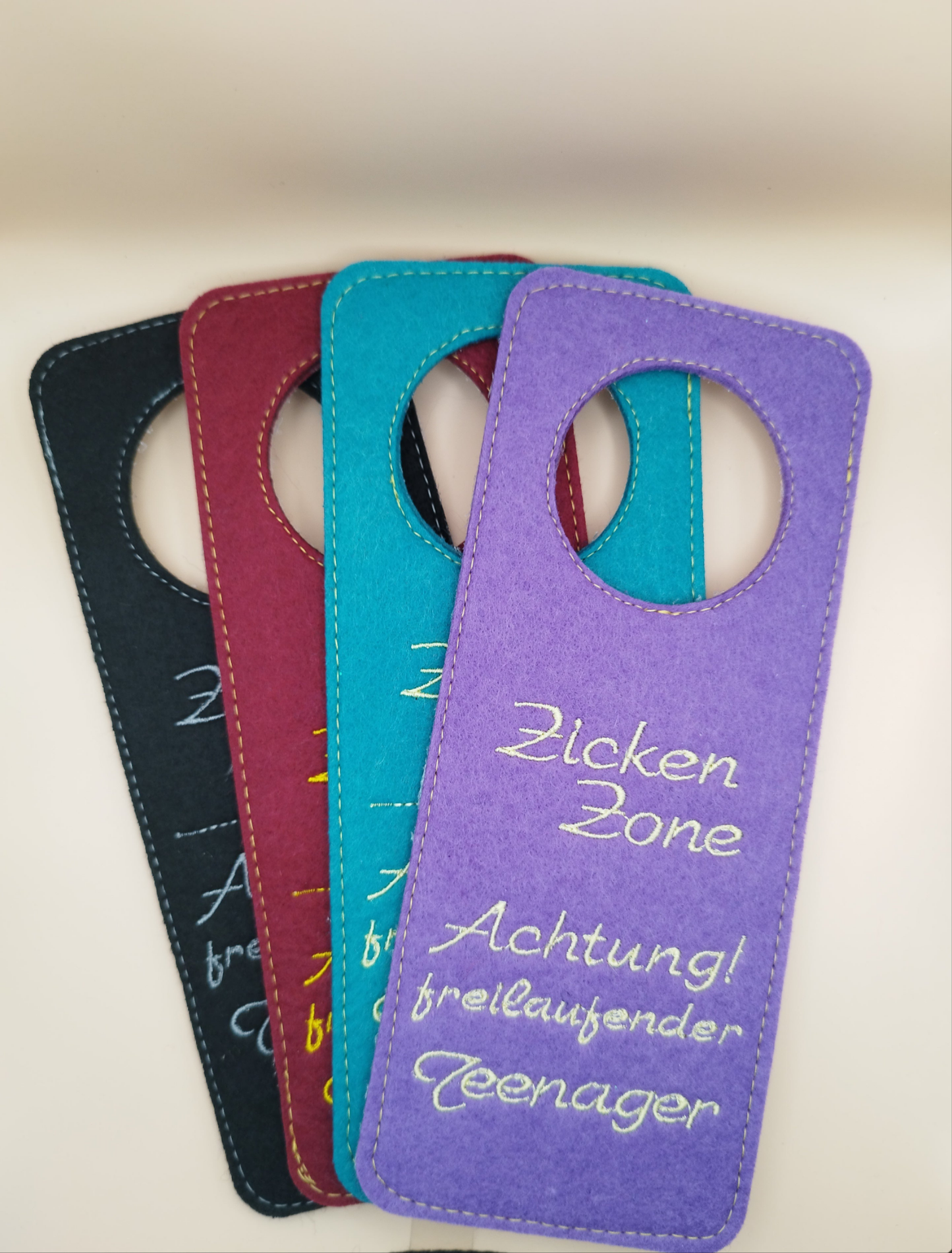 Lustiges Besticktes Türschild aus Filz für Teenager – Einzigartig und Humorvoll