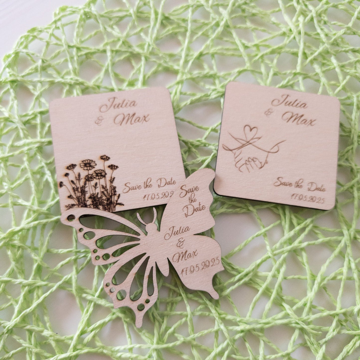 Liebevoll gestaltete Save-the-Date Einladungen aus Holz