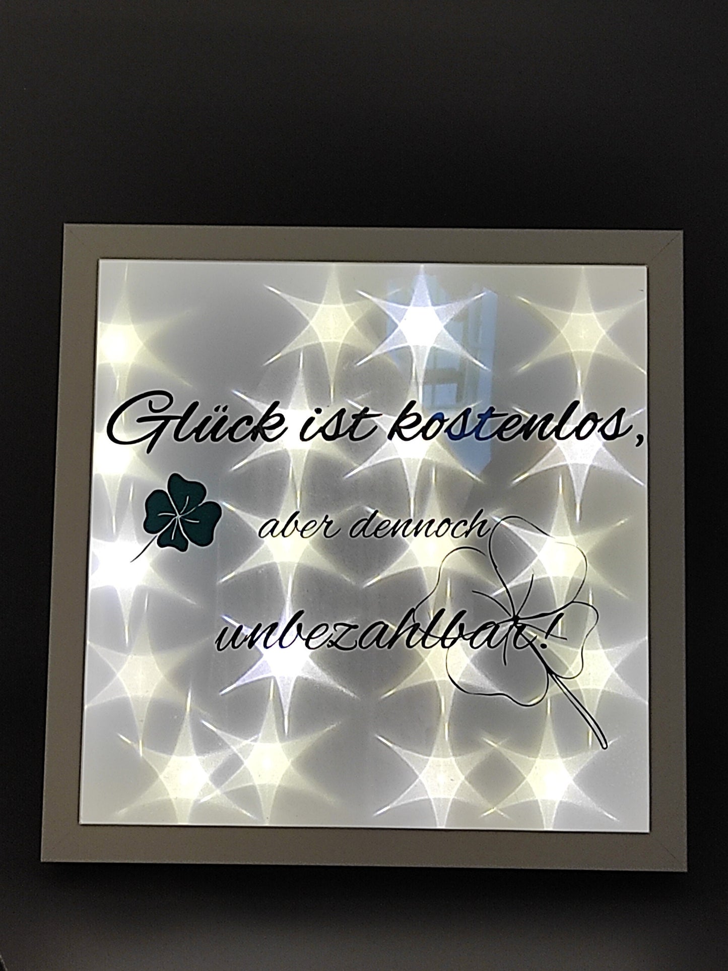 Rahmen LED beleuchtet mit Spruch "Glück ist kostenlos..." groß