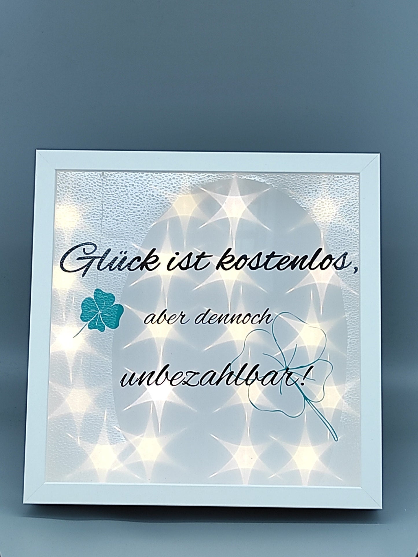 Rahmen LED beleuchtet mit Spruch "Glück ist kostenlos..." groß