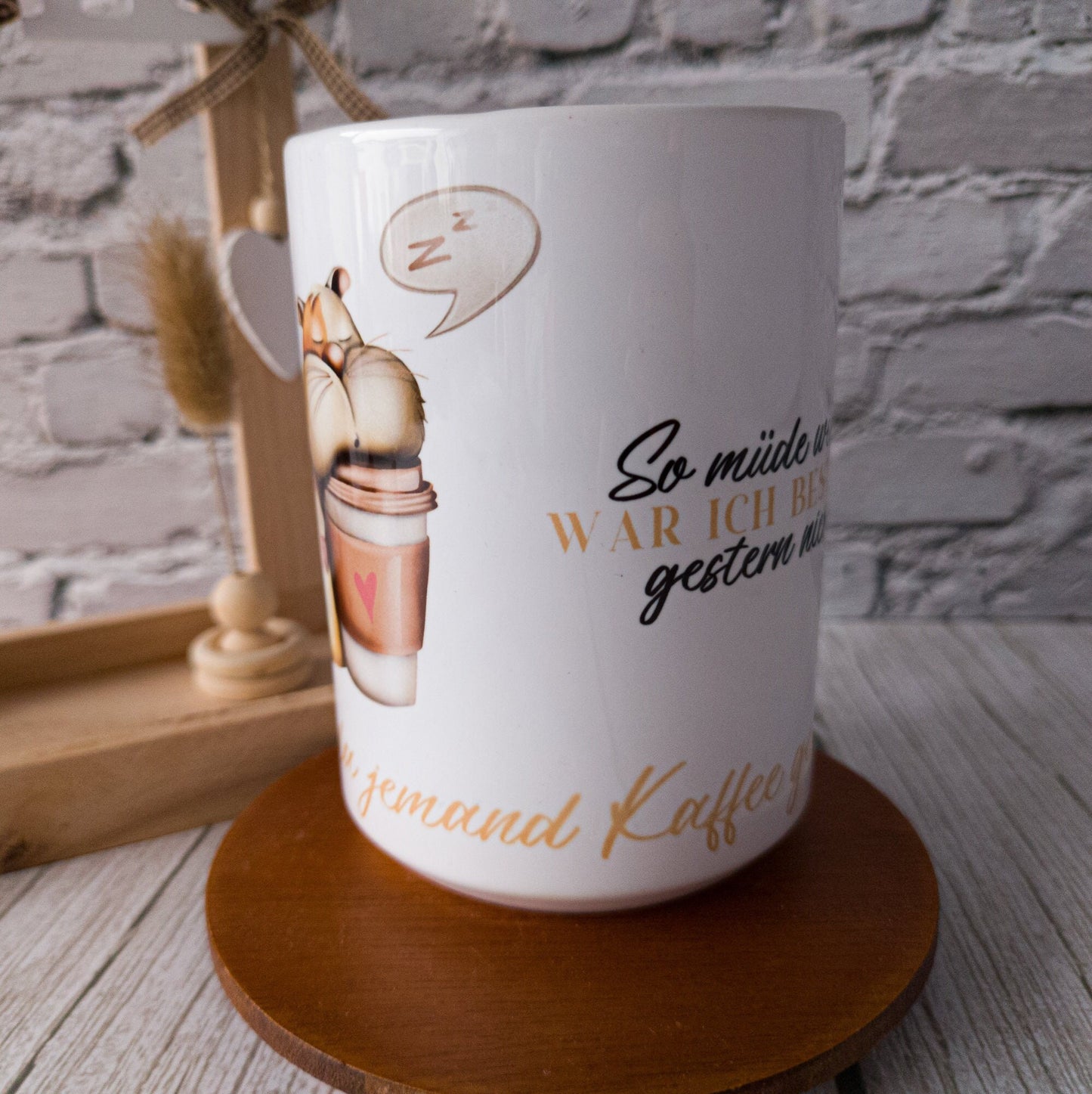 Liebst du Kaffee? Mache die Arbeit zu einem großen Spaß! Mit einem lustigen Kaffeebecher aus Keramik!