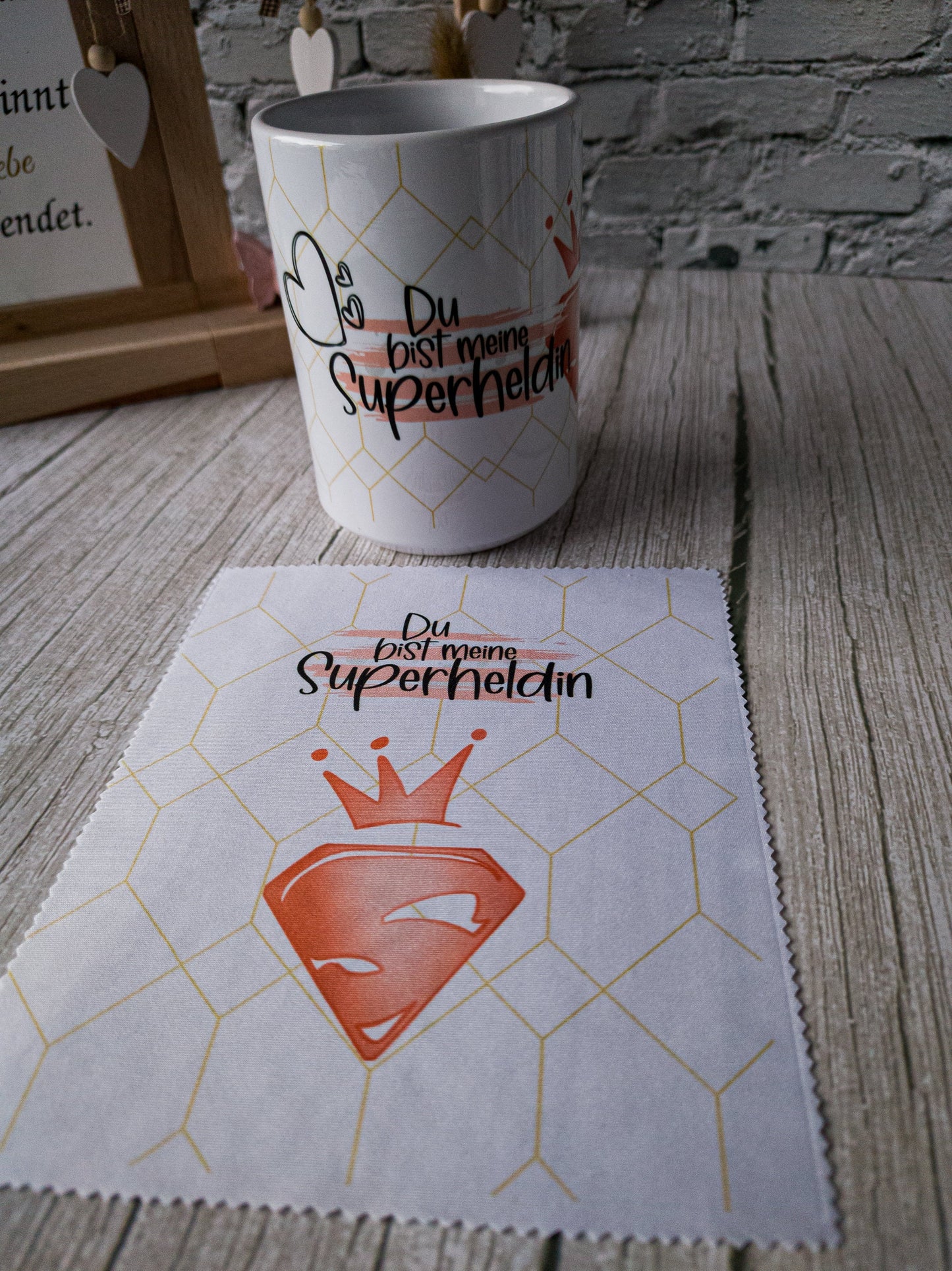 Muttertag Superheldin Geschenkset – Eine Keramik Tasse und passendes Brillenputztuch