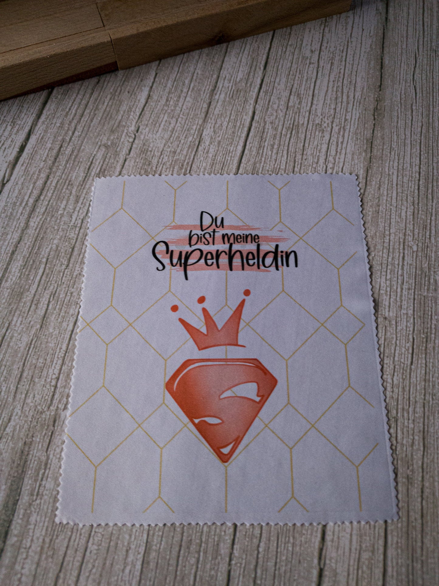 Muttertag Superheldin Geschenkset – Eine Keramik Tasse und passendes Brillenputztuch