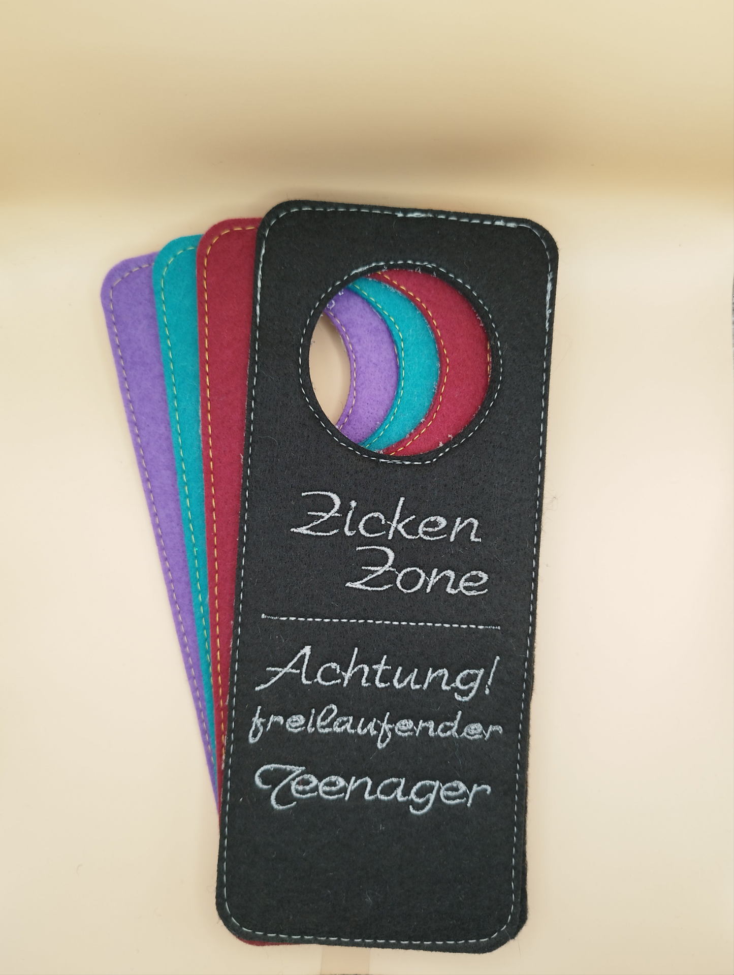 Lustiges Besticktes Türschild aus Filz für Teenager – Einzigartig und Humorvoll