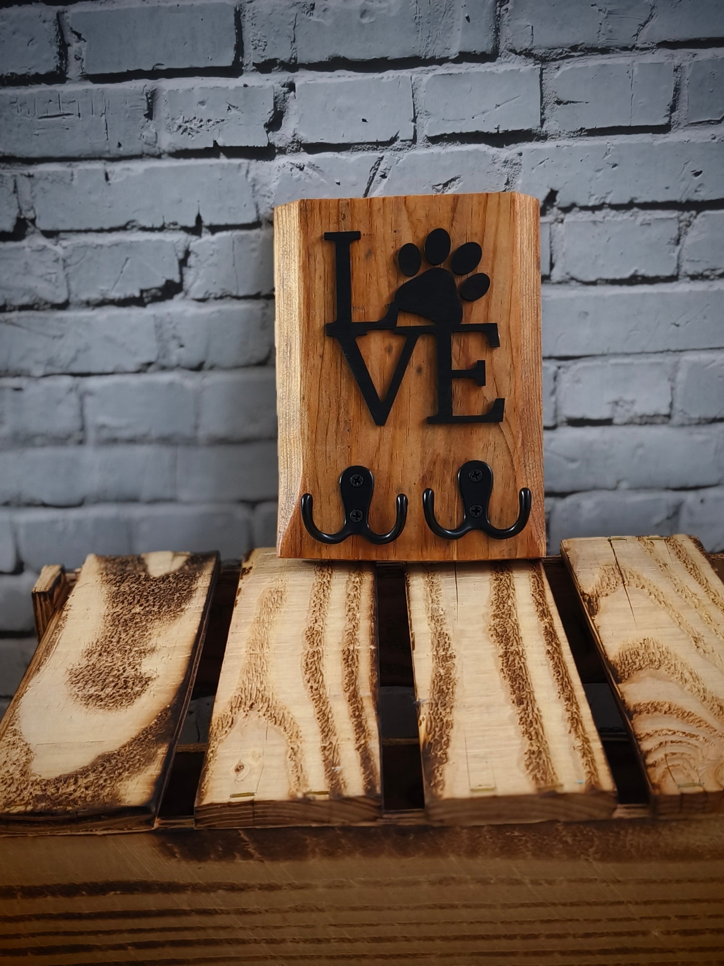 Handgemachtes Schlüsselbrett aus Holz mit Hundepfote - "LOVE" Wandgarderobe für Flur & Diele