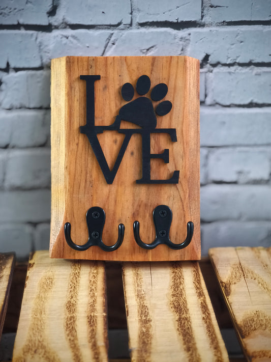 Handgemachtes Schlüsselbrett aus Holz mit Hundepfote - "LOVE" Wandgarderobe für Flur & Diele