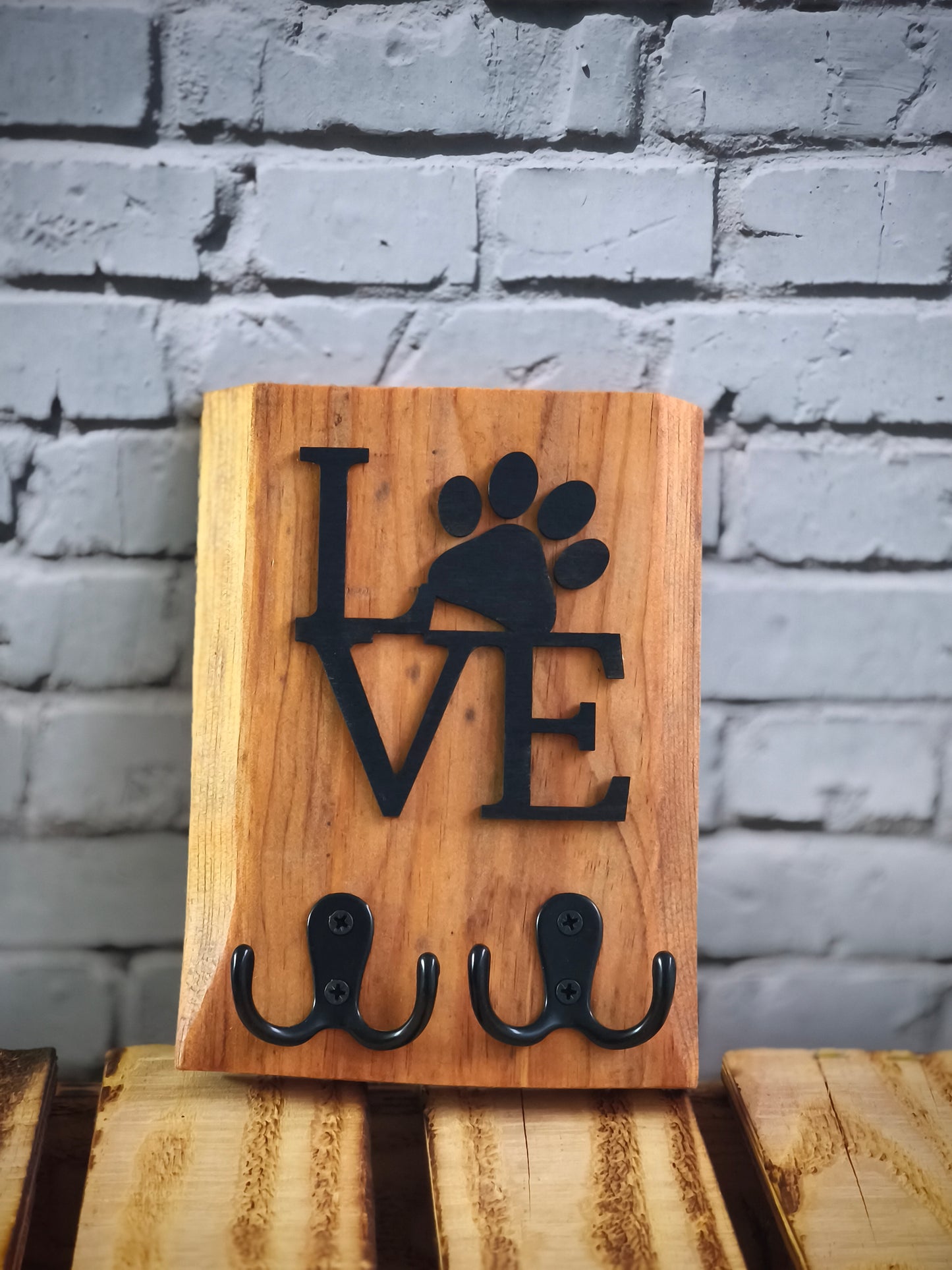 Handgemachtes Schlüsselbrett aus Holz mit Hundepfote - "LOVE" Wandgarderobe für Flur & Diele