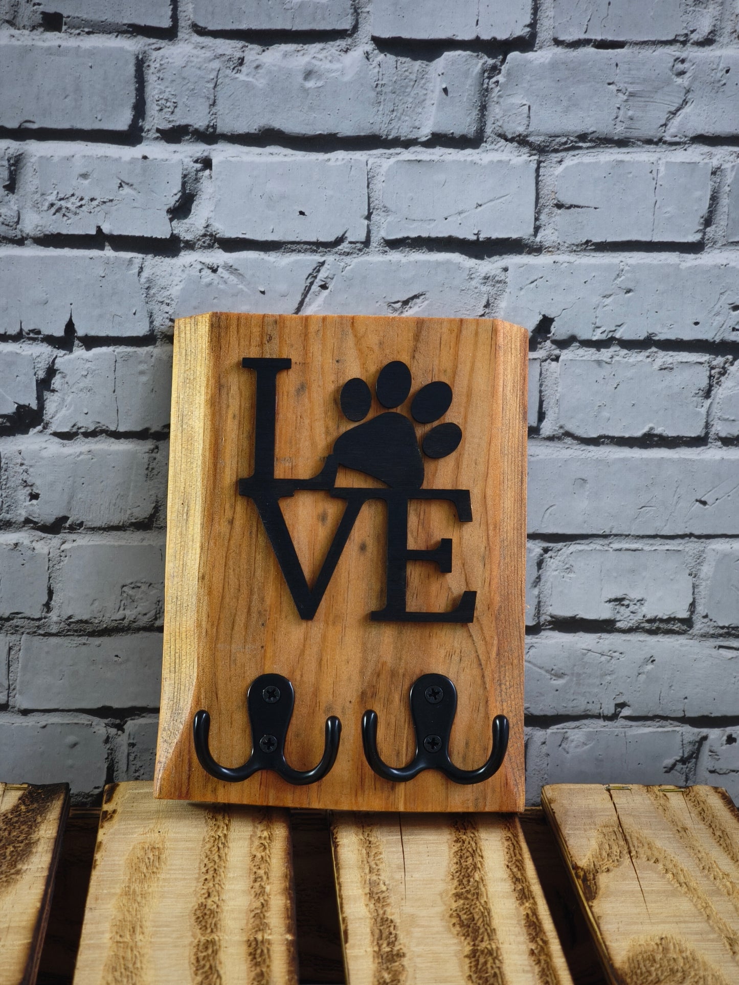 Handgemachtes Schlüsselbrett aus Holz mit Hundepfote - "LOVE" Wandgarderobe für Flur & Diele