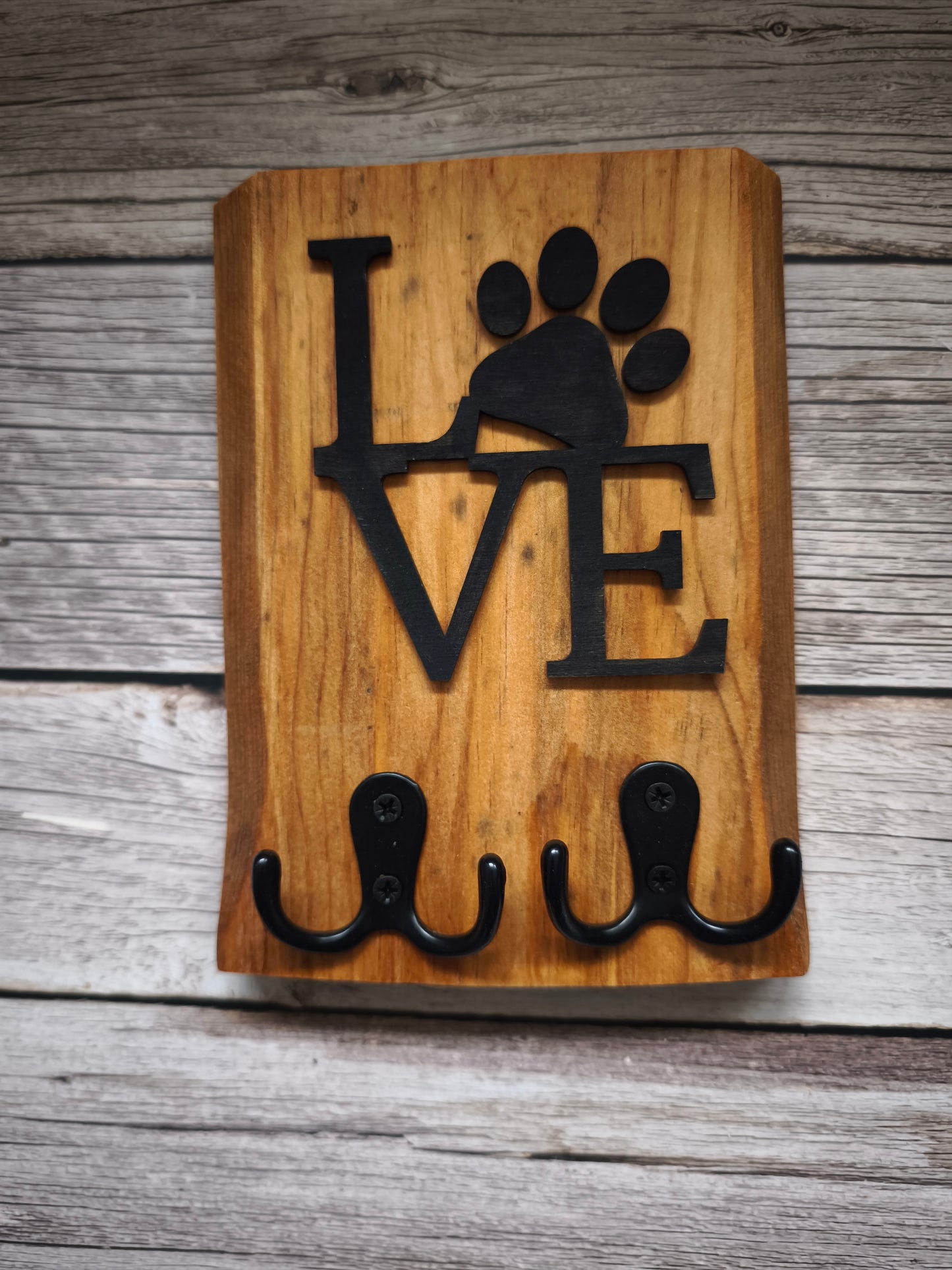 Handgemachtes Schlüsselbrett aus Holz mit Hundepfote - "LOVE" Wandgarderobe für Flur & Diele