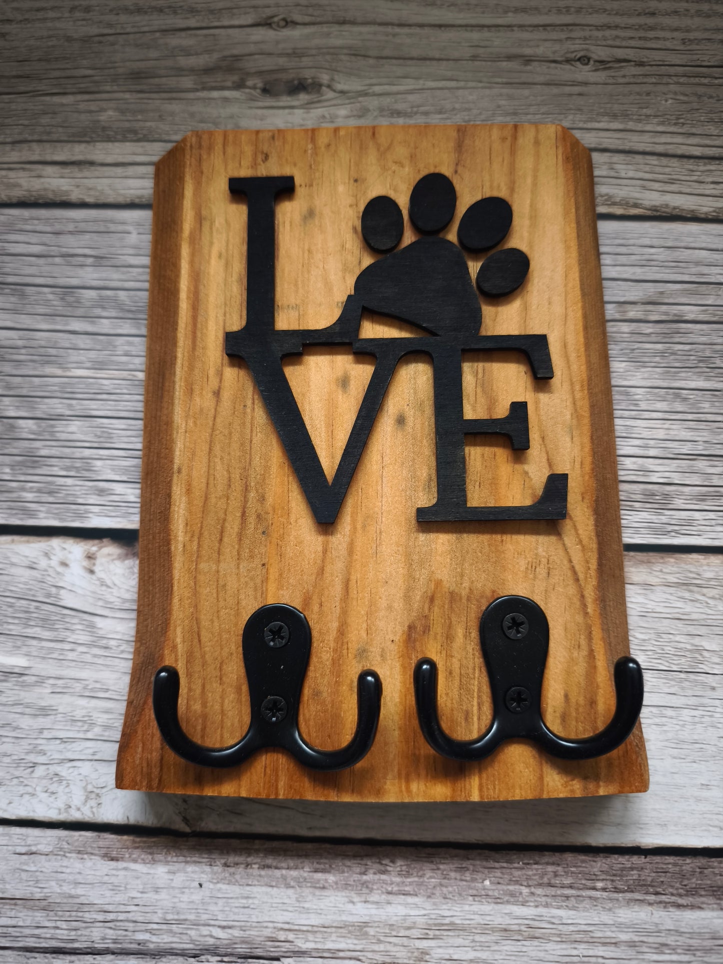 Handgemachtes Schlüsselbrett aus Holz mit Hundepfote - "LOVE" Wandgarderobe für Flur & Diele