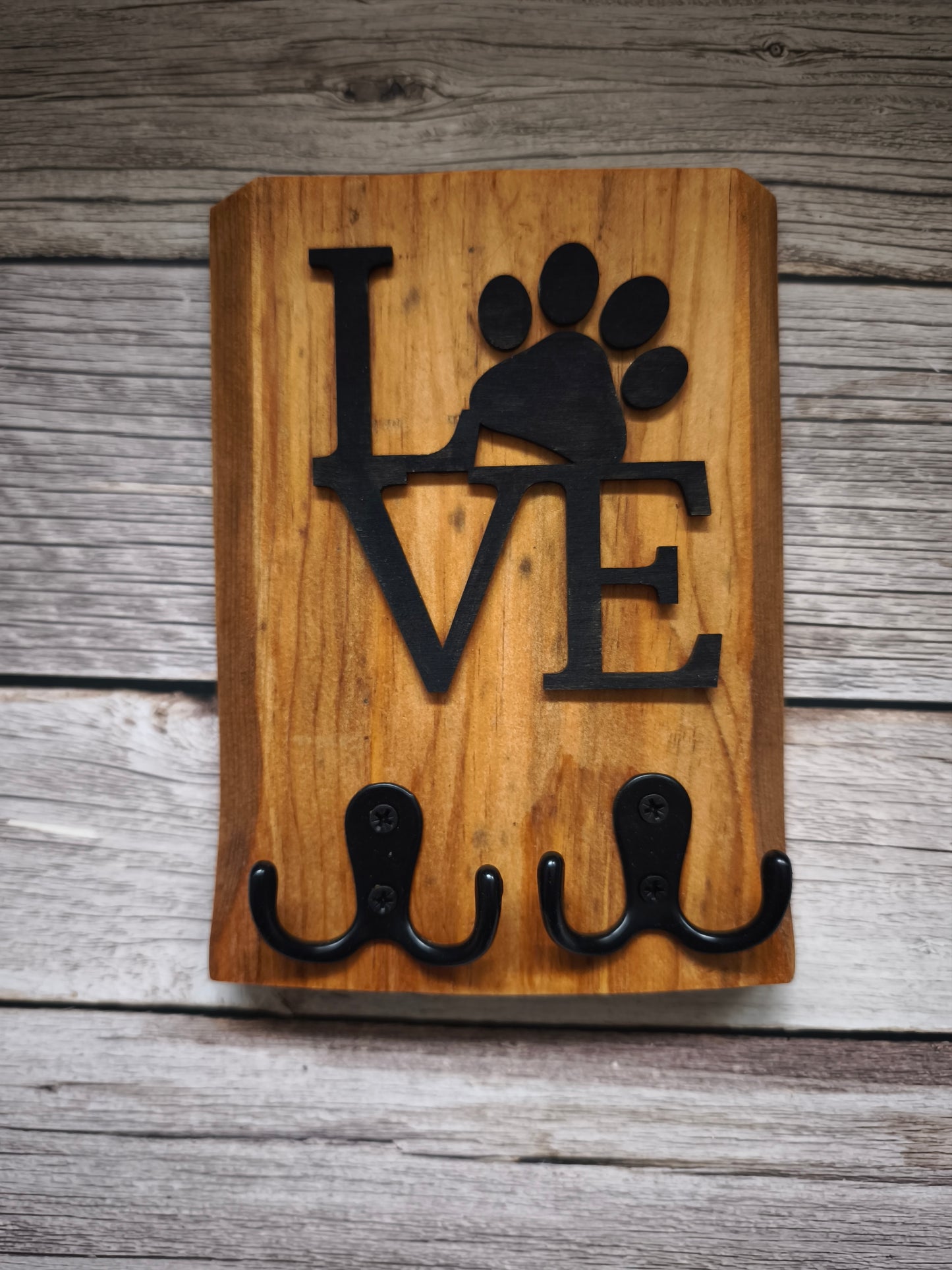 Handgemachtes Schlüsselbrett aus Holz mit Hundepfote - "LOVE" Wandgarderobe für Flur & Diele