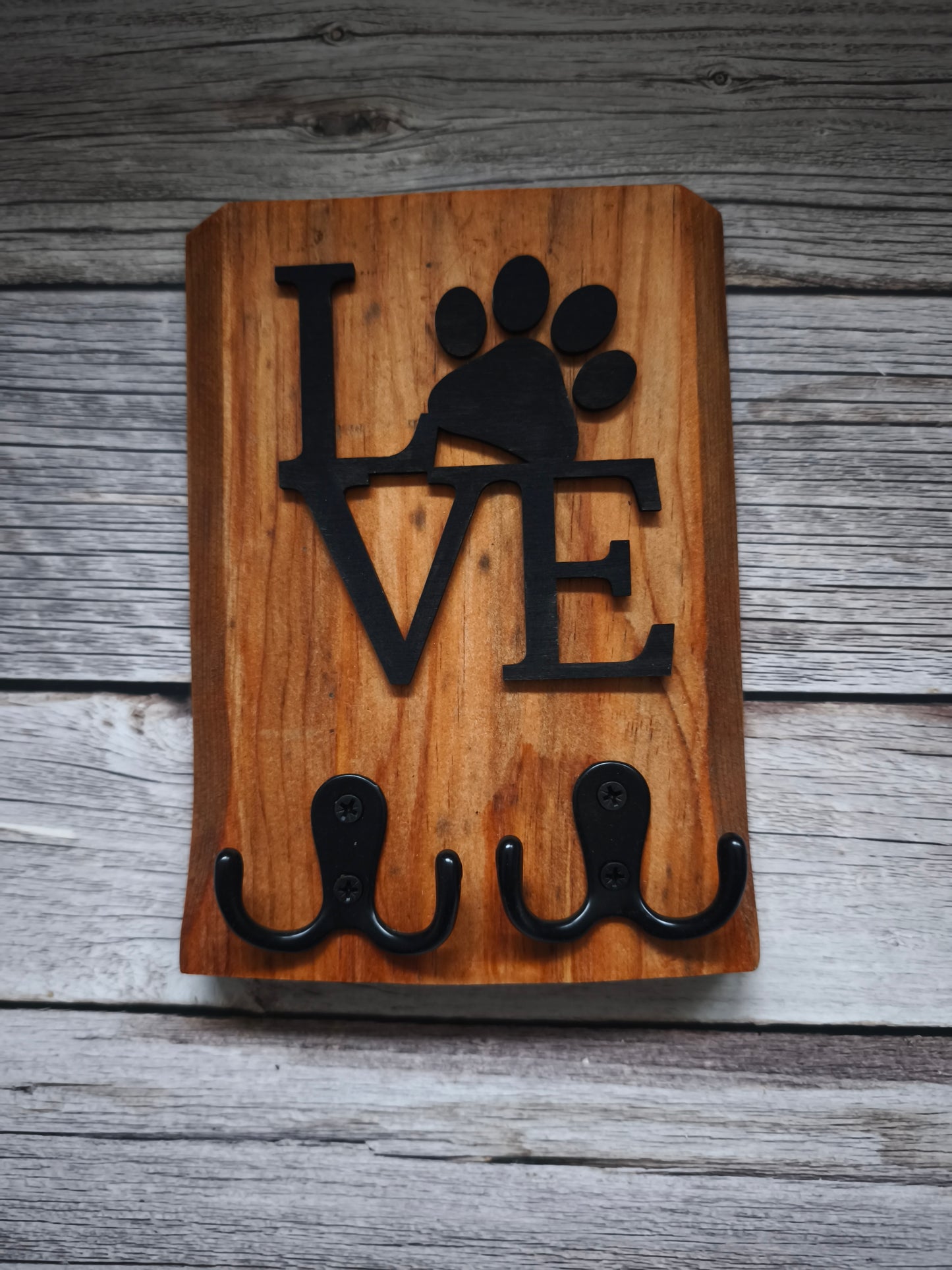 Handgemachtes Schlüsselbrett aus Holz mit Hundepfote - "LOVE" Wandgarderobe für Flur & Diele