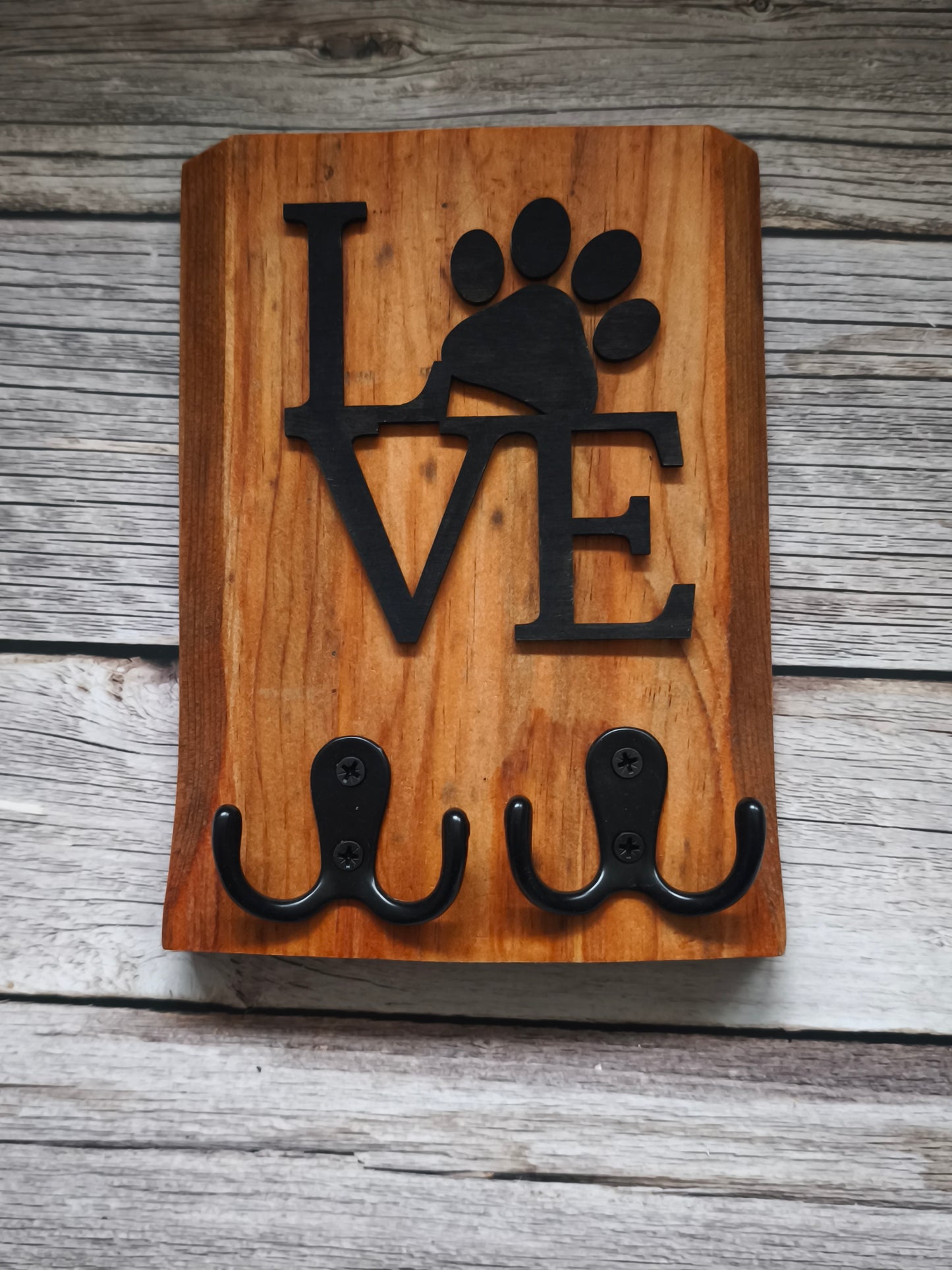 Handgemachtes Schlüsselbrett aus Holz mit Hundepfote - "LOVE" Wandgarderobe für Flur & Diele