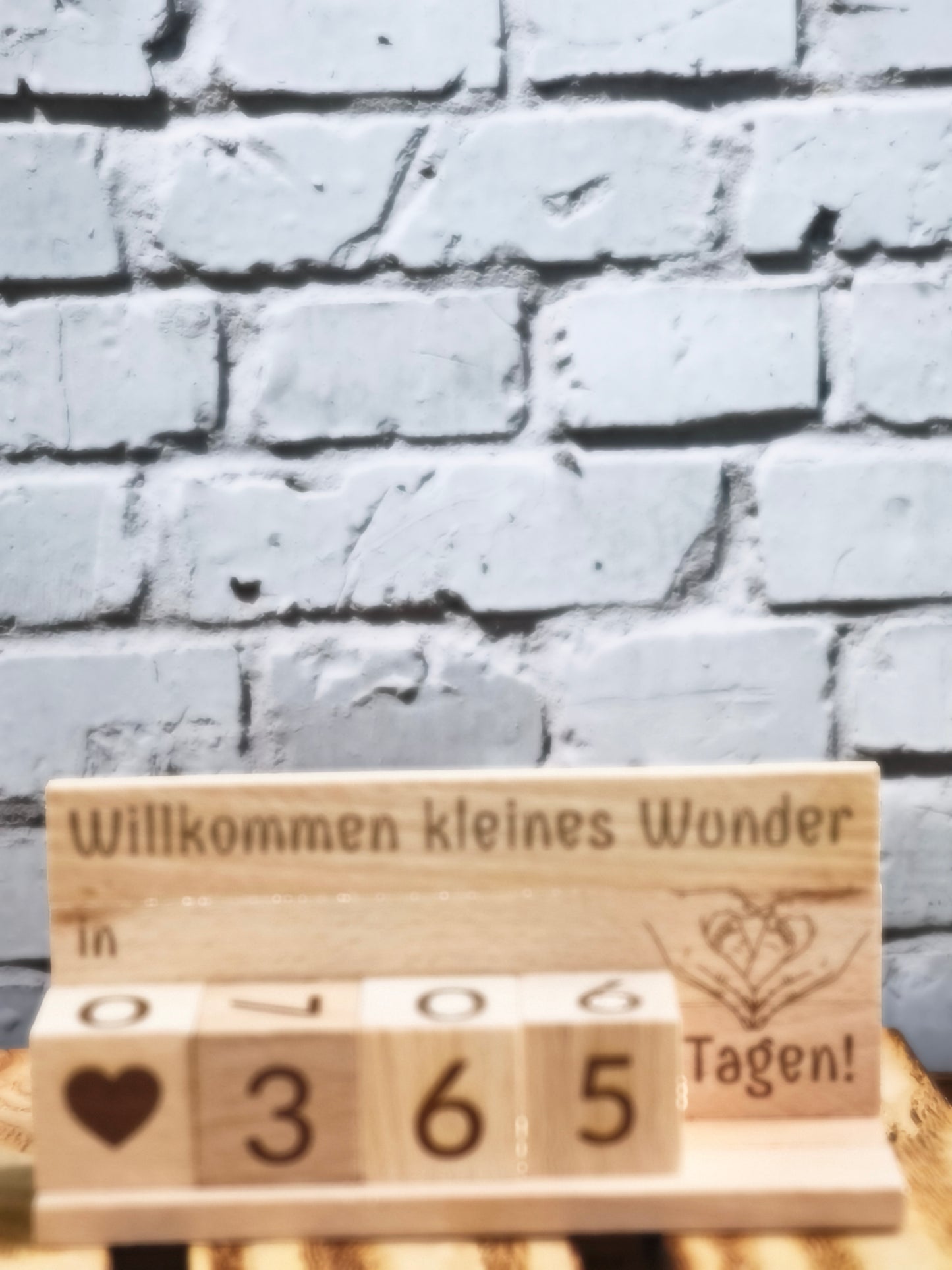 Baby Countdown aus Holz – gravierter Würfelzähler für die Tage bis zur Geburt
