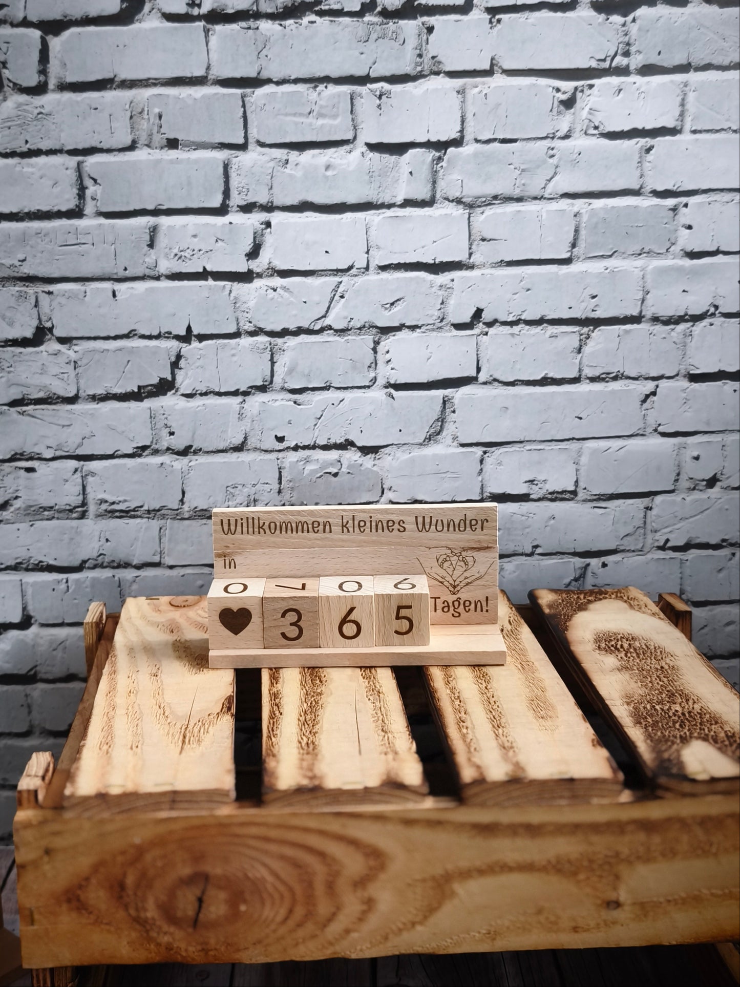 Baby Countdown aus Holz – gravierter Würfelzähler für die Tage bis zur Geburt