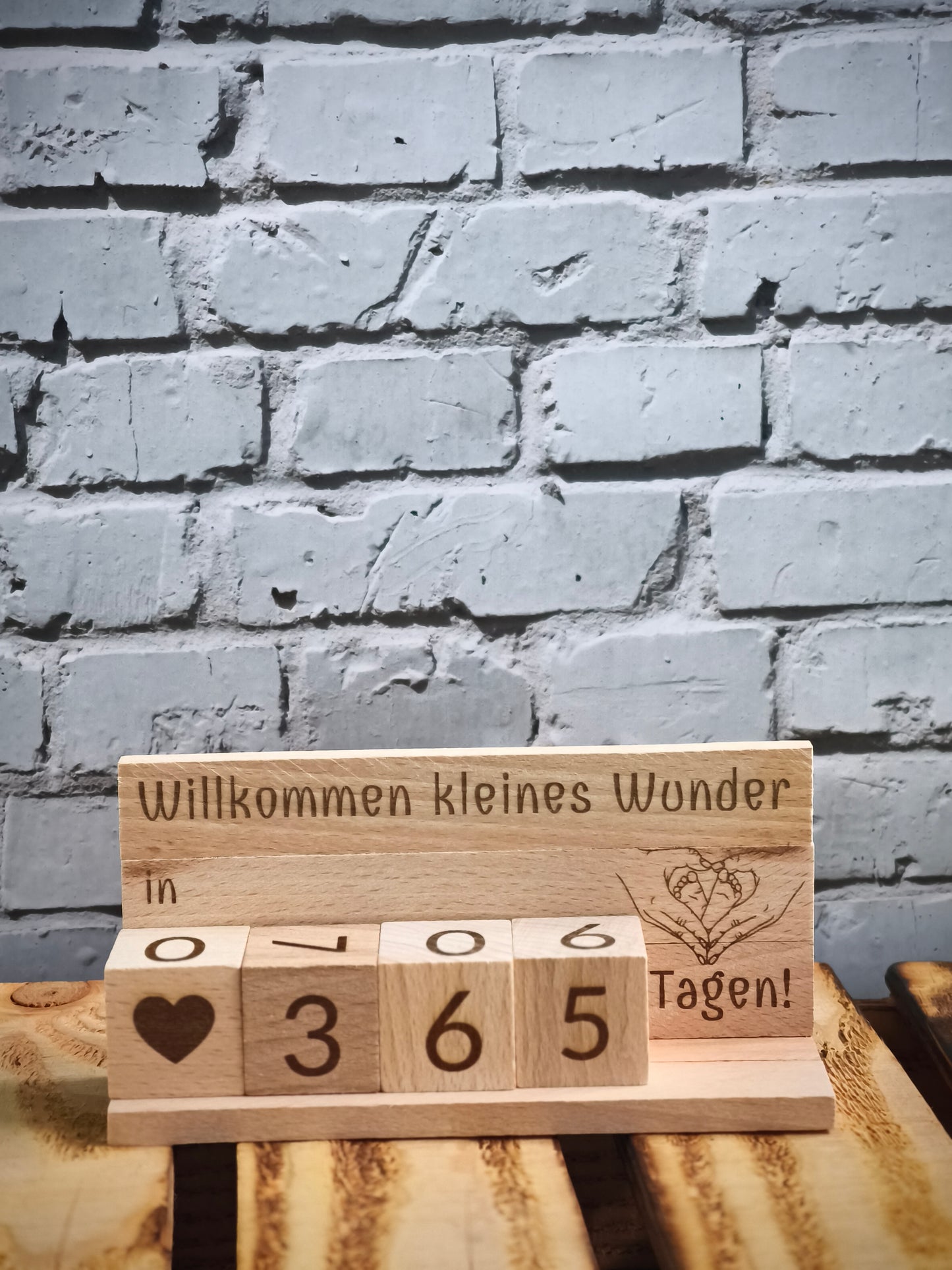 Baby Countdown aus Holz – gravierter Würfelzähler für die Tage bis zur Geburt