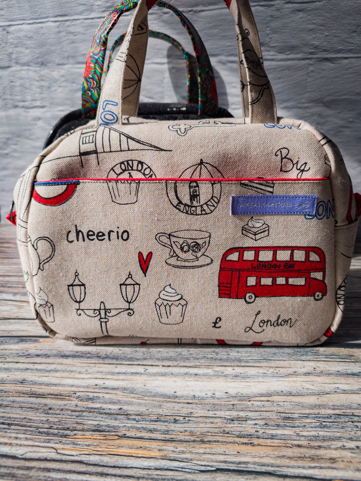 Tolle kleine Damen Handtasche mit London Motiv - Stylisch und praktisch