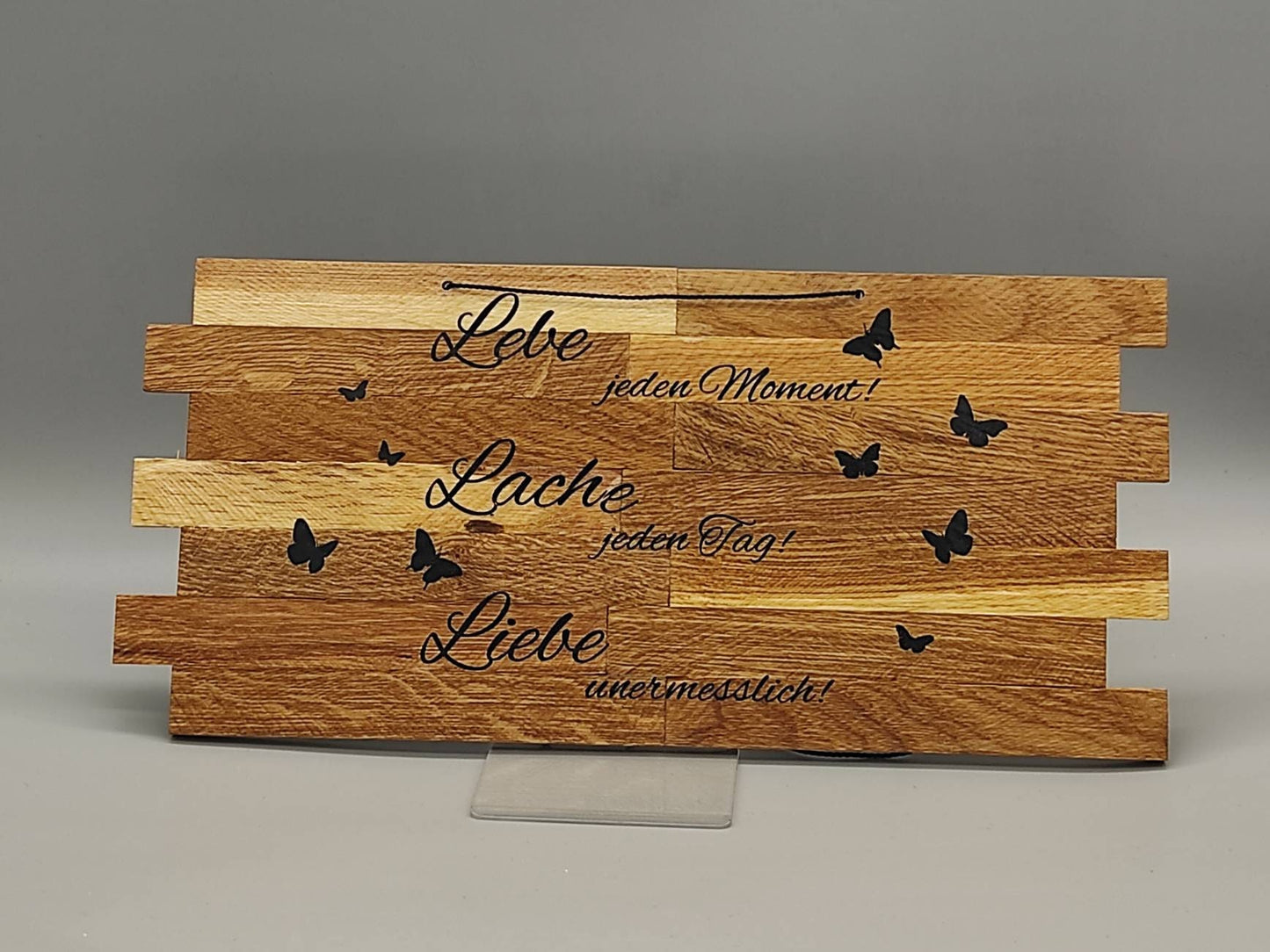 Holzschild mit Spruch "Lebe, Lache, Liebe"