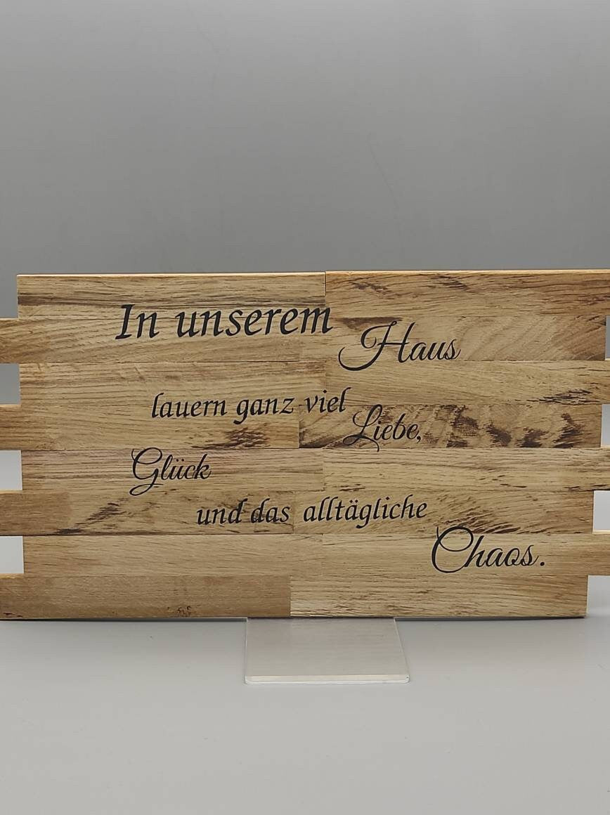 Holzschild mit Spruch "In unserem Haus"