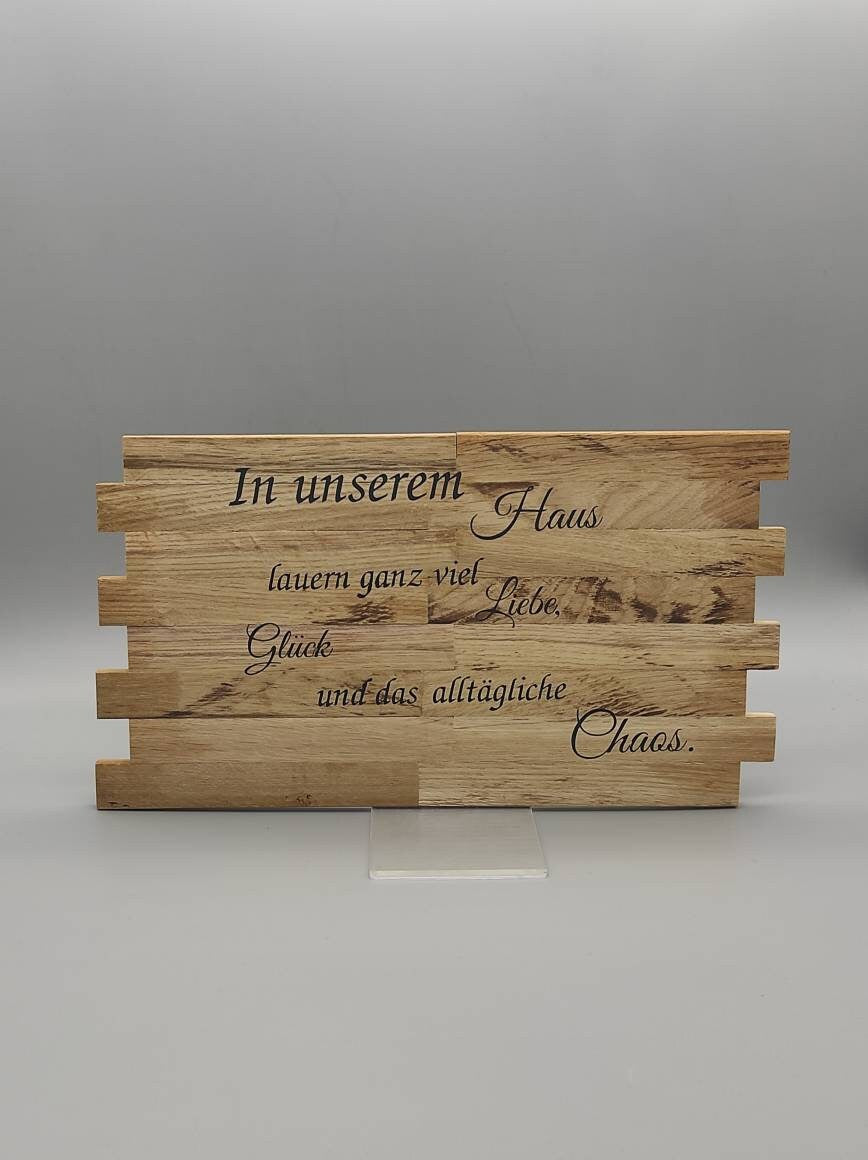 Holzschild mit Spruch "In unserem Haus"