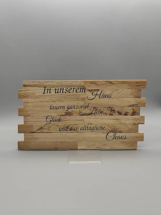 Holzschild mit Spruch "In unserem Haus"