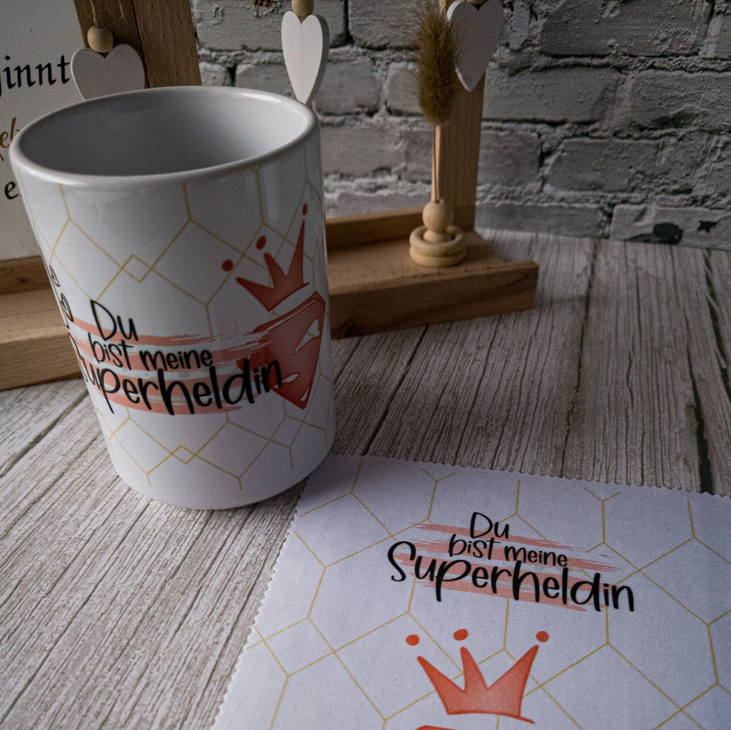 Muttertag Superheldin Geschenkset – Eine Keramik Tasse und passendes Brillenputztuch