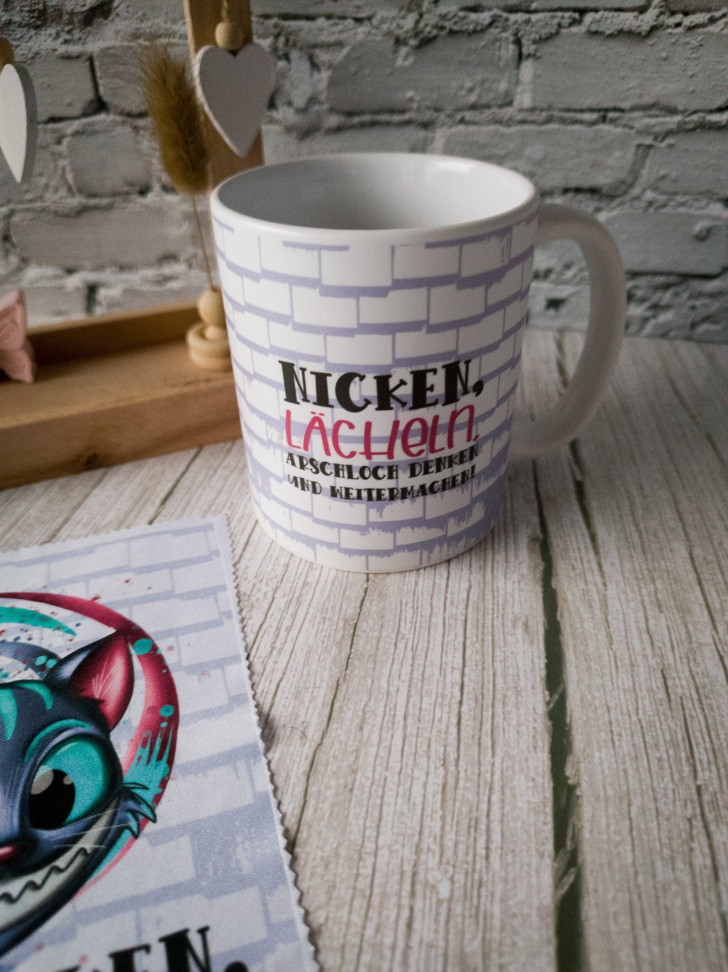 Humorvoller Kaffee-Begleiter für Büro und Zuhause - Keramikbecher mit Grinsekatze Motiv