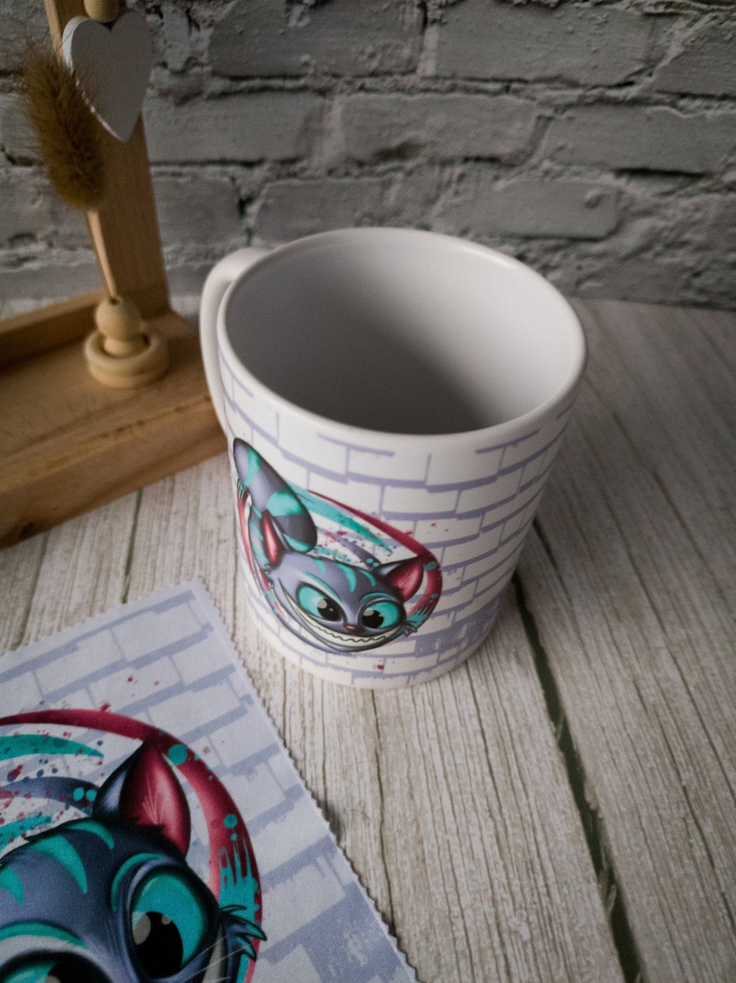 Humorvoller Kaffee-Begleiter für Büro und Zuhause - Keramikbecher mit Grinsekatze Motiv