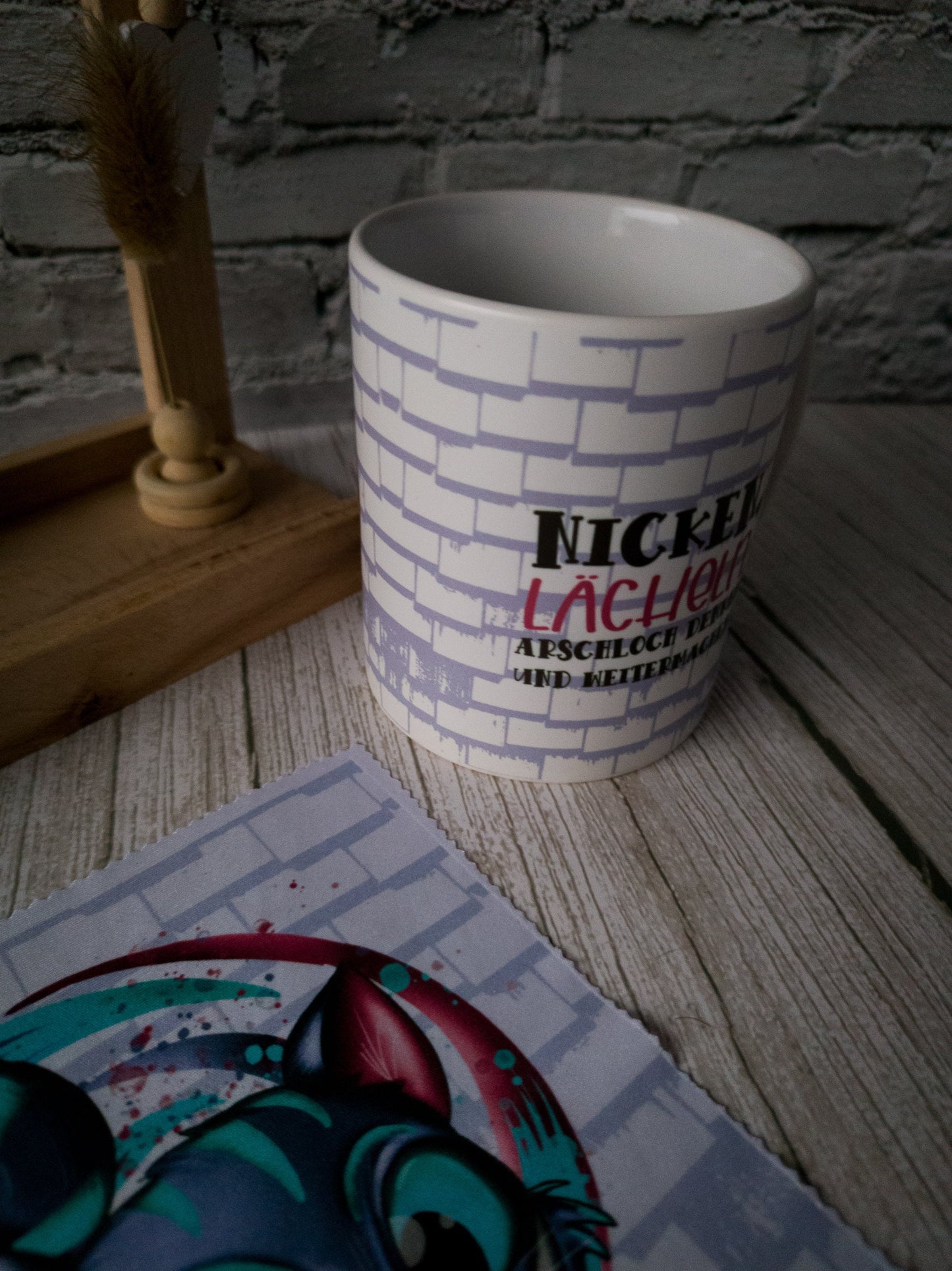 Humorvoller Kaffee-Begleiter für Büro und Zuhause - Keramikbecher mit Grinsekatze Motiv