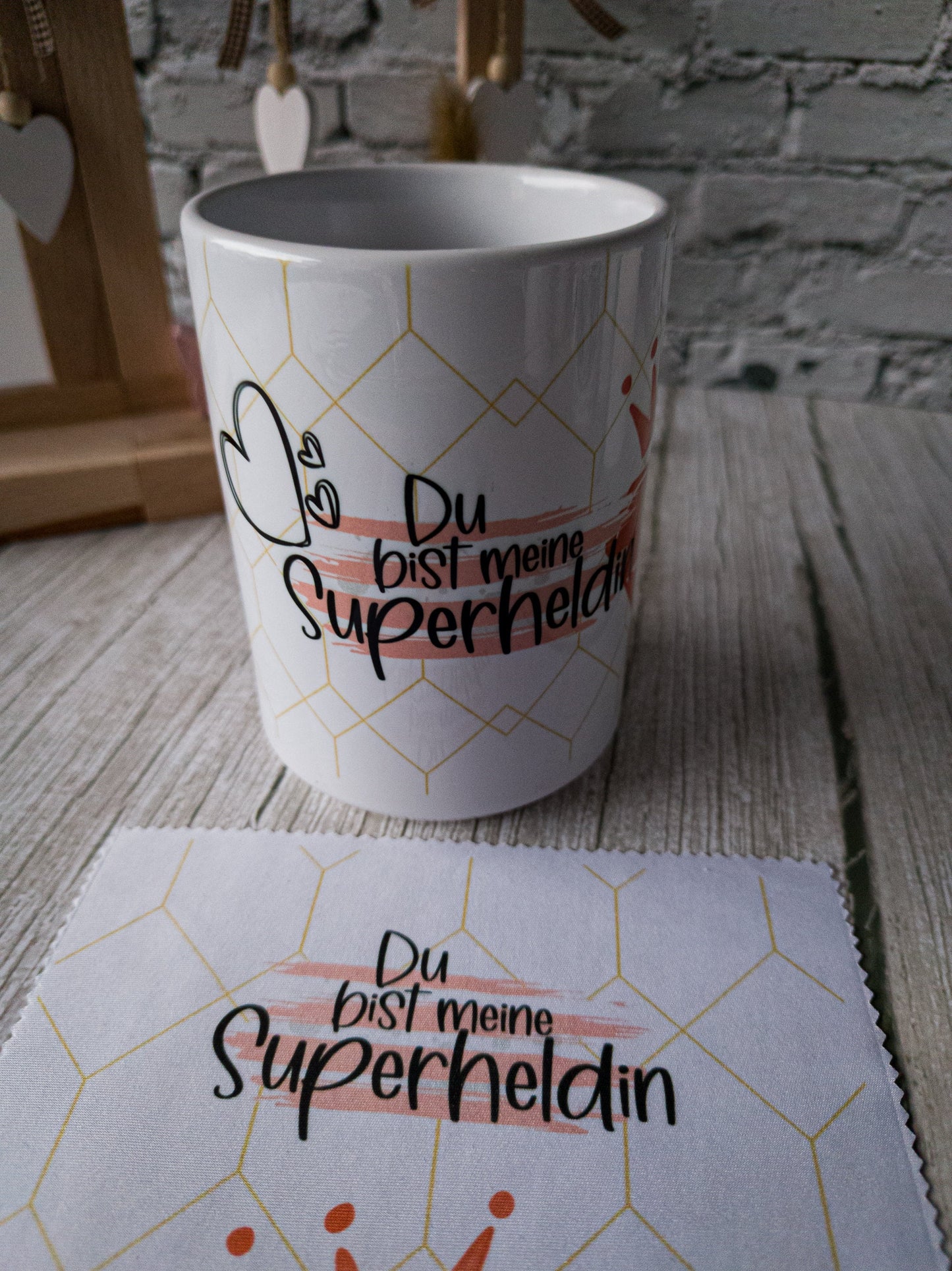 Muttertag Superheldin Geschenkset – Eine Keramik Tasse und passendes Brillenputztuch